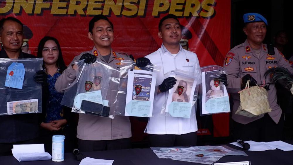Polisi menunjukkan barang bukti. IDN Times/ Bramanta Pamungkas