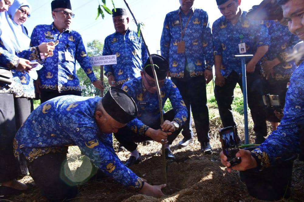 Pj Gubernur Sulsel Zudan Arif Fakrulloh meluncurkan Gerakan Sulsel Menanam. (Dok. Istimewa)
