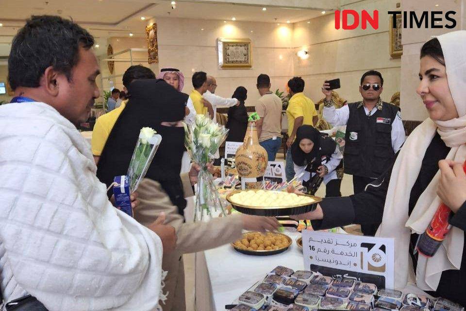 Suasana kedatangan jemaah haji gelombang pertama di Makkah dari Madinah, Senin (20/5/2024). (IDN Times/Faiz Nashrillah)