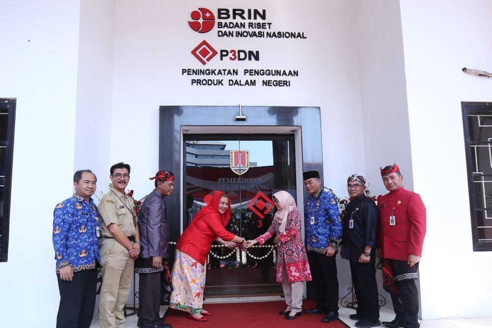 Wali Kota Semarang, Hevearita Gunaryanti Rahayu didampingi Sekretaris Utama BRIN, Nur Tri Aries Suestiningtyas meresmikan Co-working Space (CWS) BRIN (Badan Riset dan Inovasi Nasional) di Kawasan Balai Kota Semarang, Senin (20/5/2024). (dok. Pemkot Semarang)