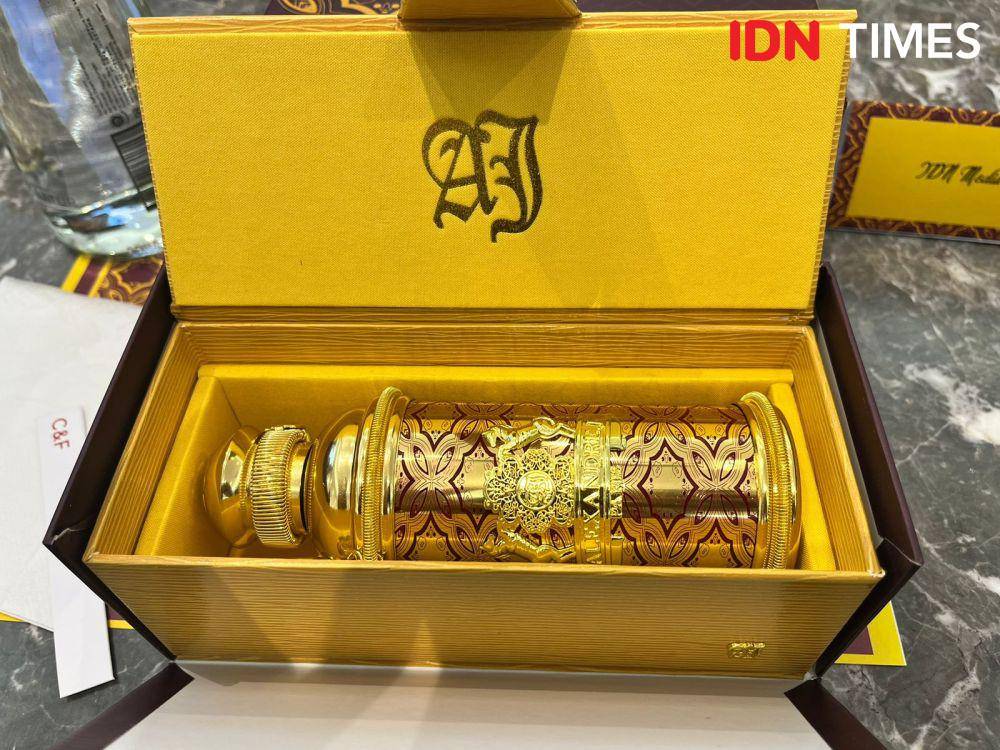 Launching Golden Batik dari C&F dan Alexandre.J pada Senin (20/5/2024) di C&F Store Kota Kasablanka Mall (IDN Times/Nisa Zarawaki)
