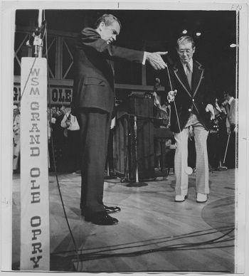 Presiden Nixon yo-yo di atas panggung di Grand Ole Opry House bersama dengan Roy Acuff, 18 Maret 1974 (Museum of Yo-Yo History)