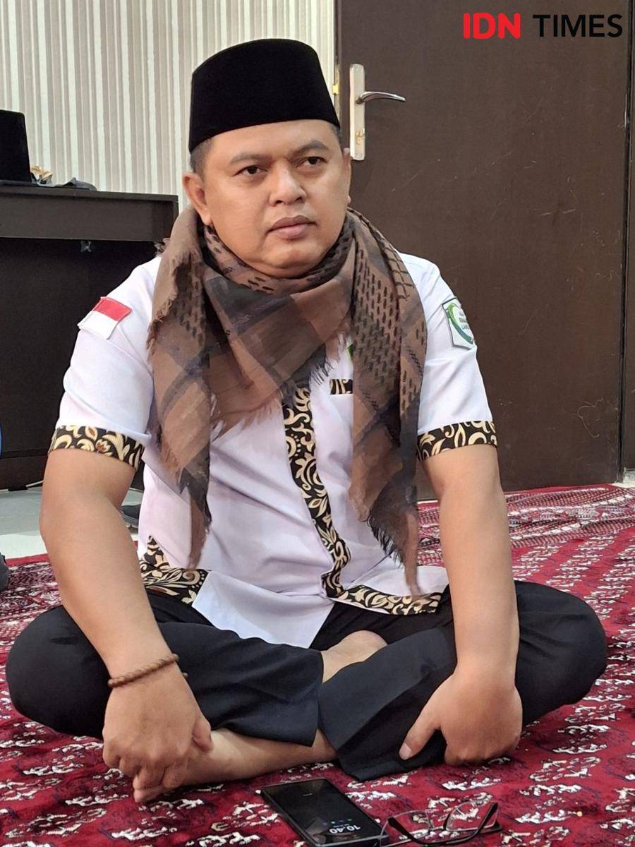 Kabid Transportasi PPIH, Mujib Roni saat berada di ruangan Media Center Haji, Selasa (21/5/2024). IDN Times/Faiz Nashrillah