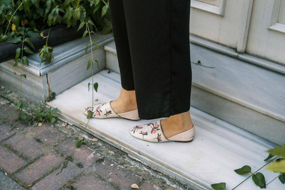 ilustrasi flat shoes (pexels.com/Gül Işık)