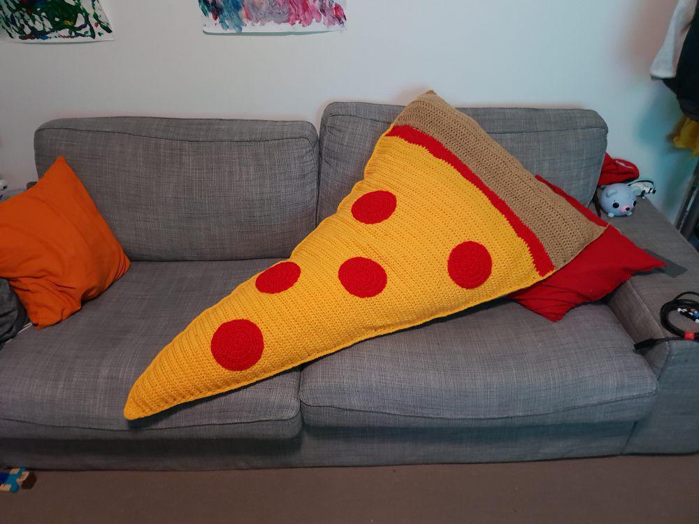 8 Rajutan Tangan Bertema Pizza, Dibuat Jadi Selimut hingga Bantal