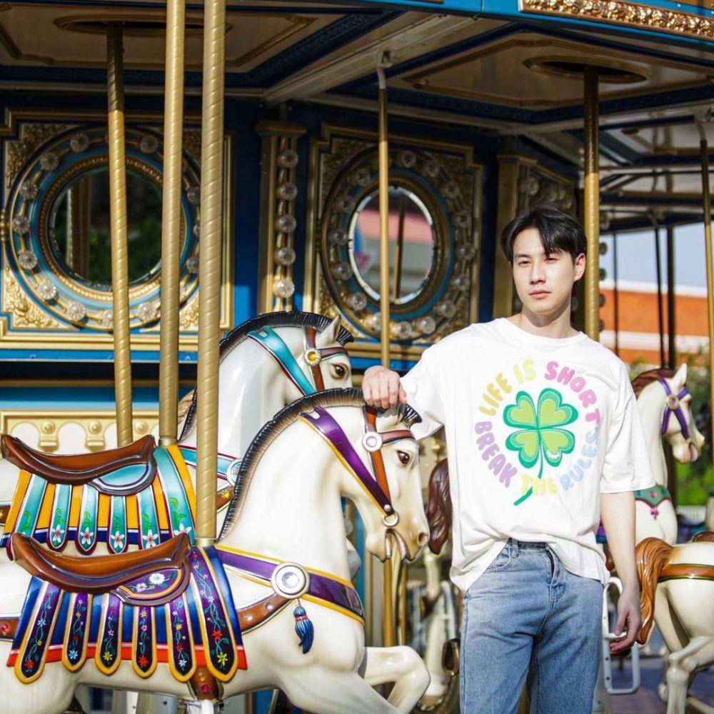 potret gaya french tuck ala Bright Rapheephong (instagram.com/brightrpp)