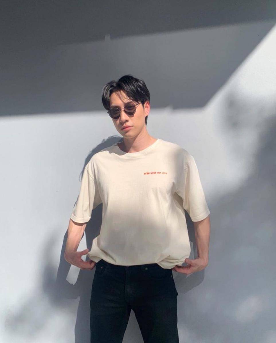 potret gaya french tuck ala Bright Rapheephong (instagram.com/brightrpp)