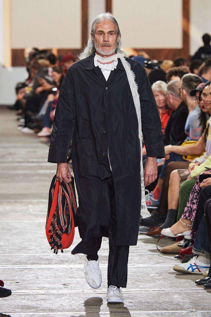 Alix Higgins Resort '25 di Australia Fashion Week 2024 (instagram.com/ausfashionweek)