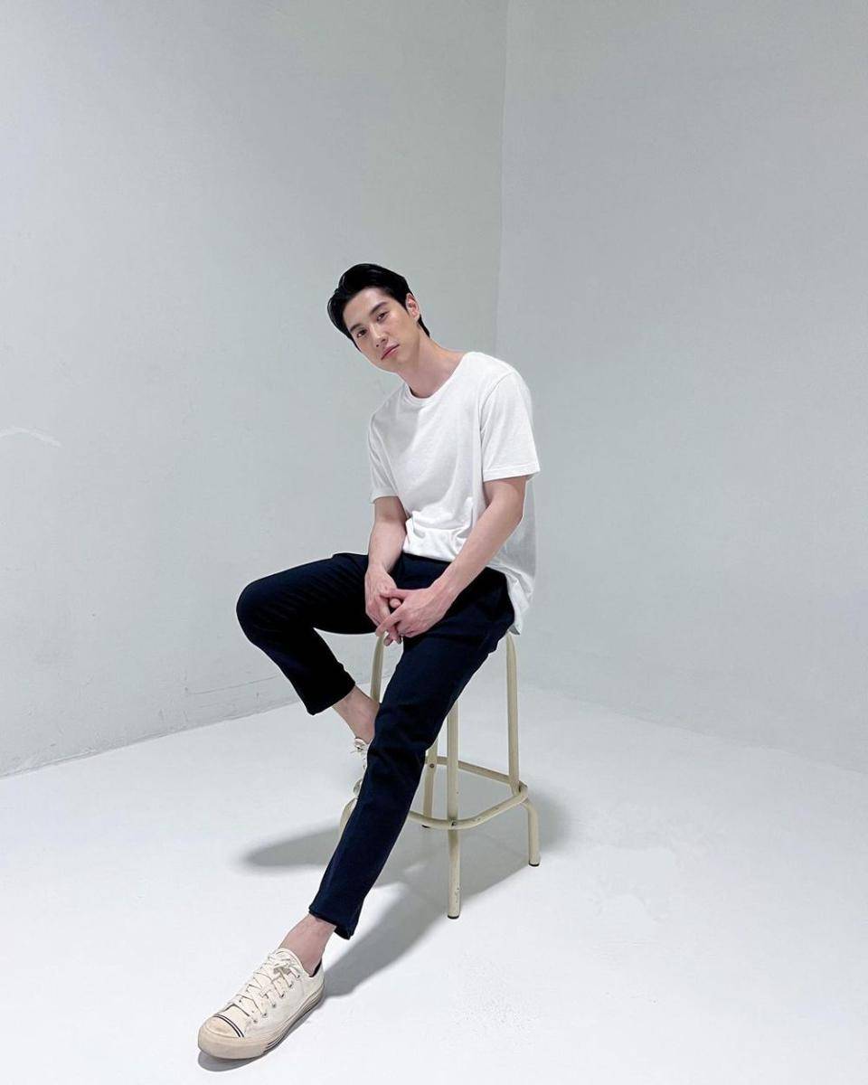 potret gaya french tuck ala Bright Rapheephong (instagram.com/brightrpp)