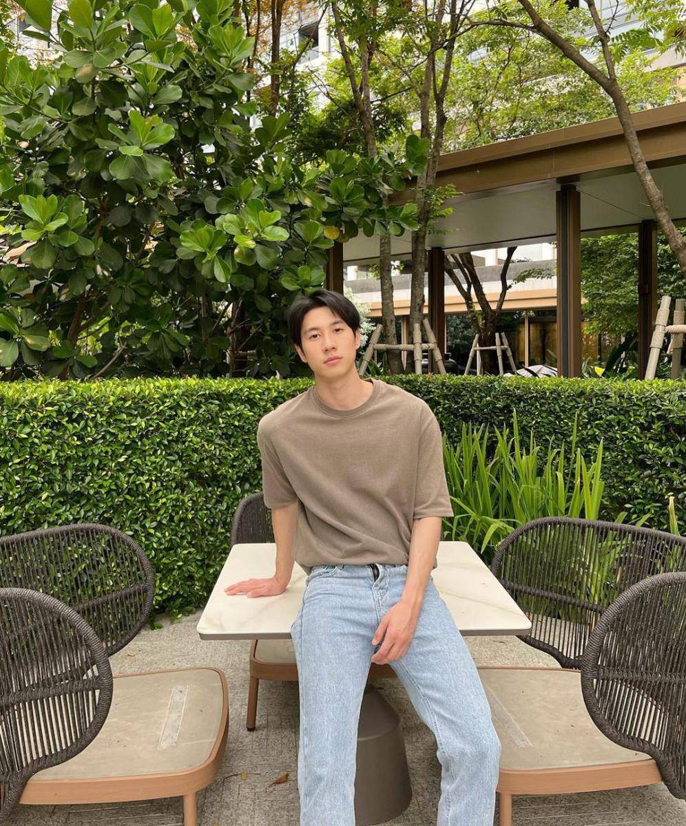 potret gaya french tuck ala Bright Rapheephong (instagram.com/brightrpp)