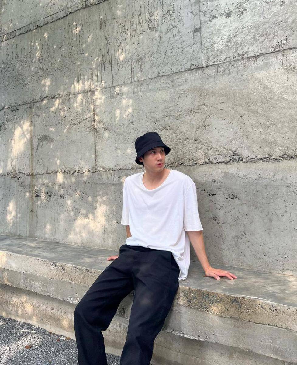 potret gaya french tuck ala Bright Rapheephong (instagram.com/brightrpp)