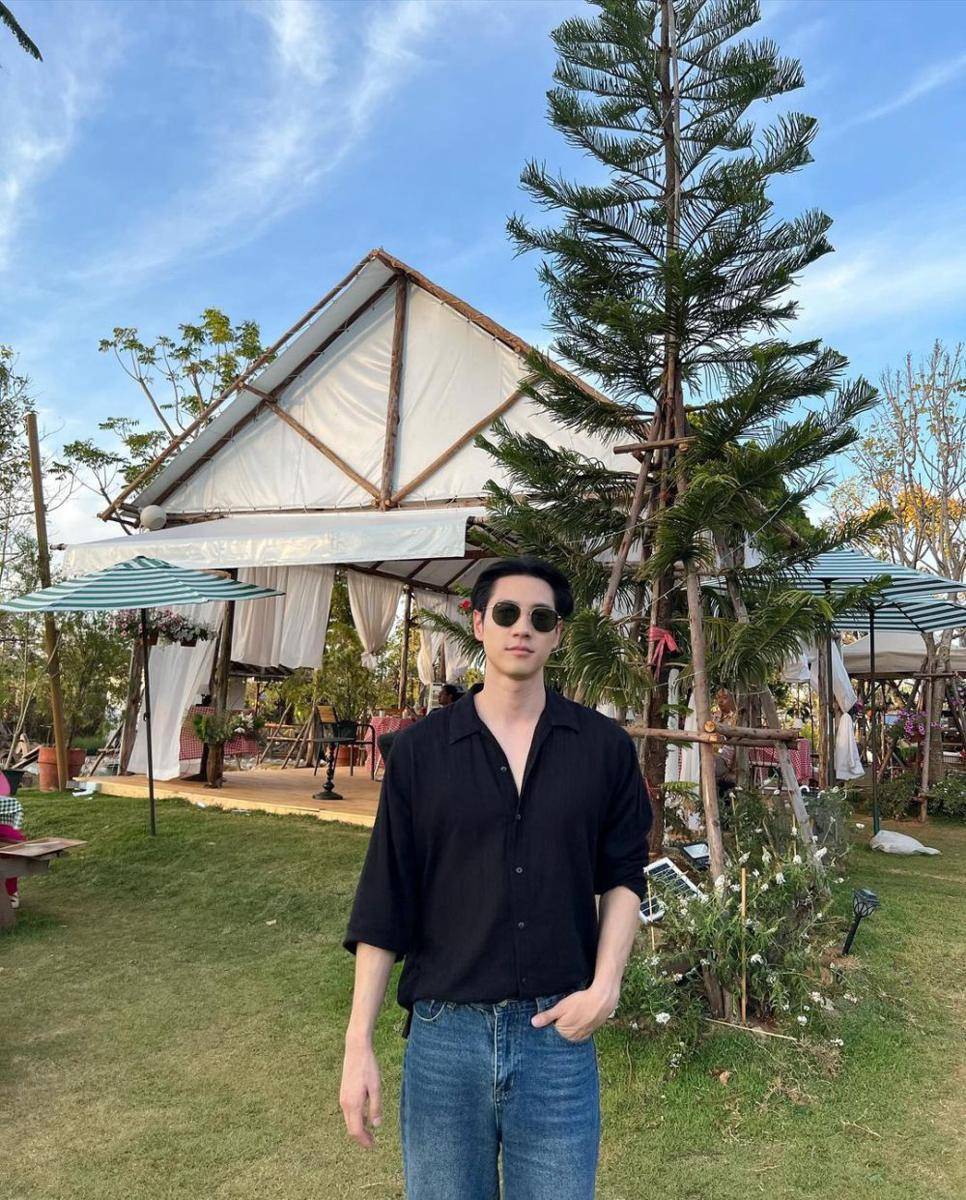 potret gaya french tuck ala Bright Rapheephong (instagram.com/brightrpp)