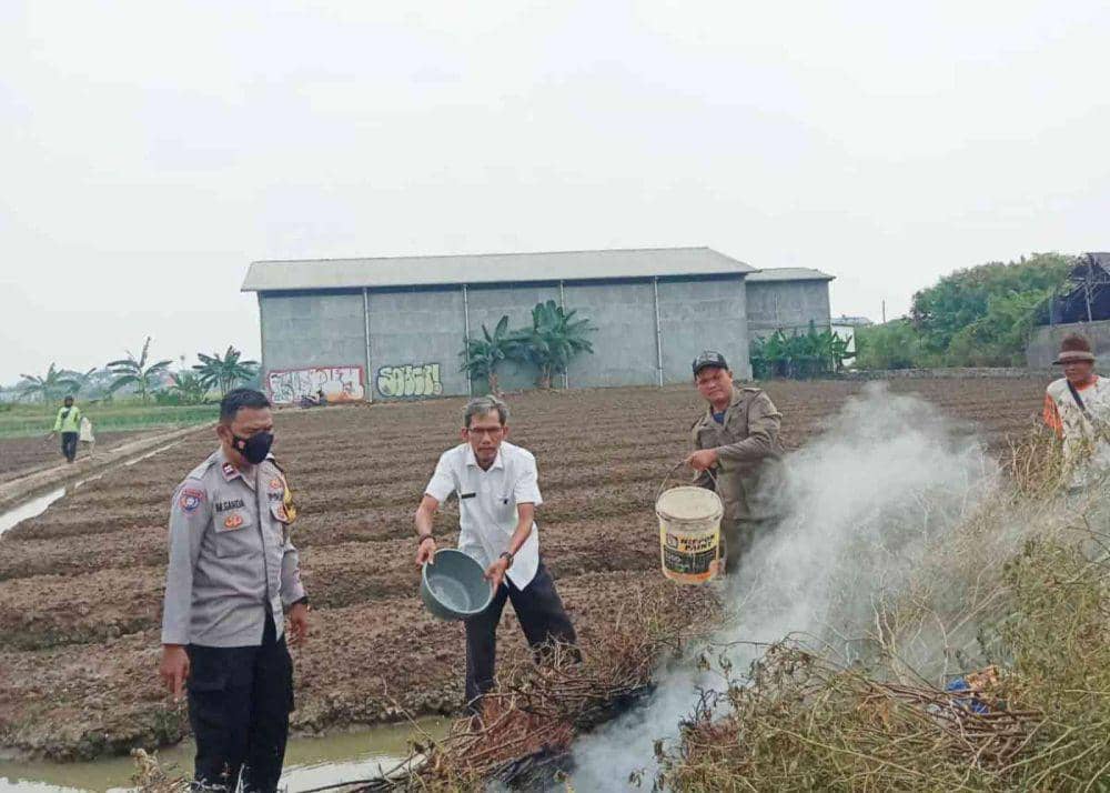 Satpol PP Kota Tangerang Sanksi Warga yang Bakar Sampah Sembarangan
