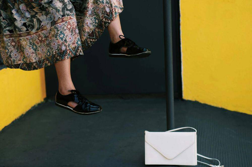 ilustrasi flat shoes (pexels.com/Andre Moura)