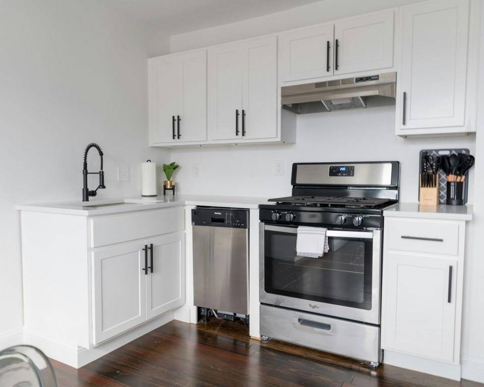 ilustrasi kabin dapur berwarna putih (unsplash.com/Andrea Davis)