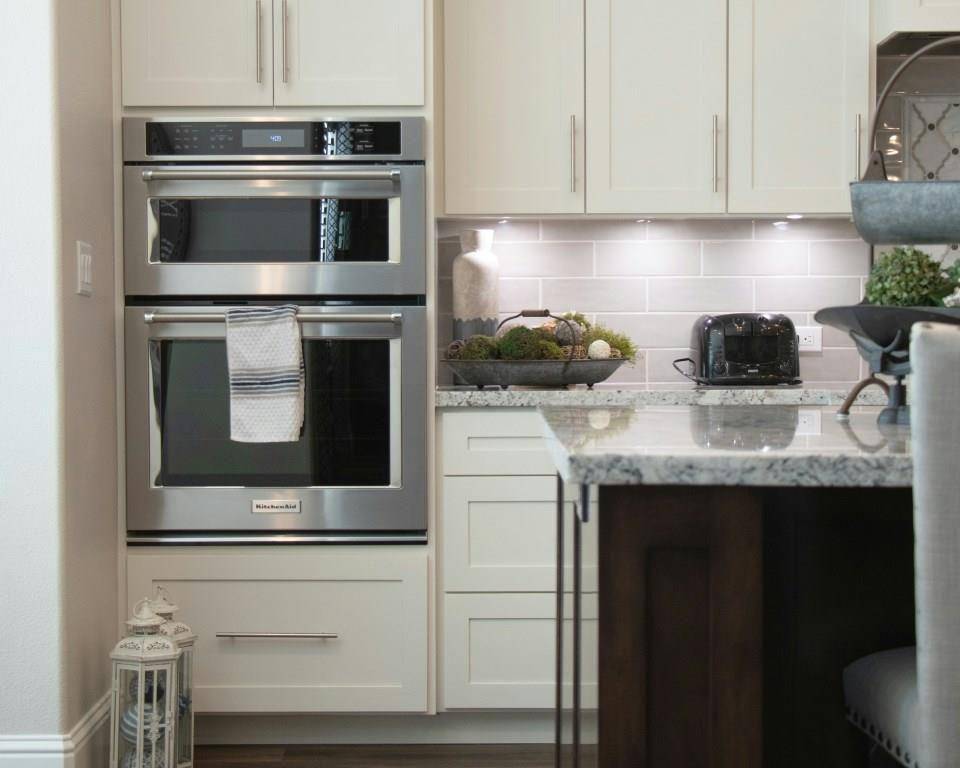ilustrasi kabin dapur berwarna cream (unsplash.com/Courtney Smith)