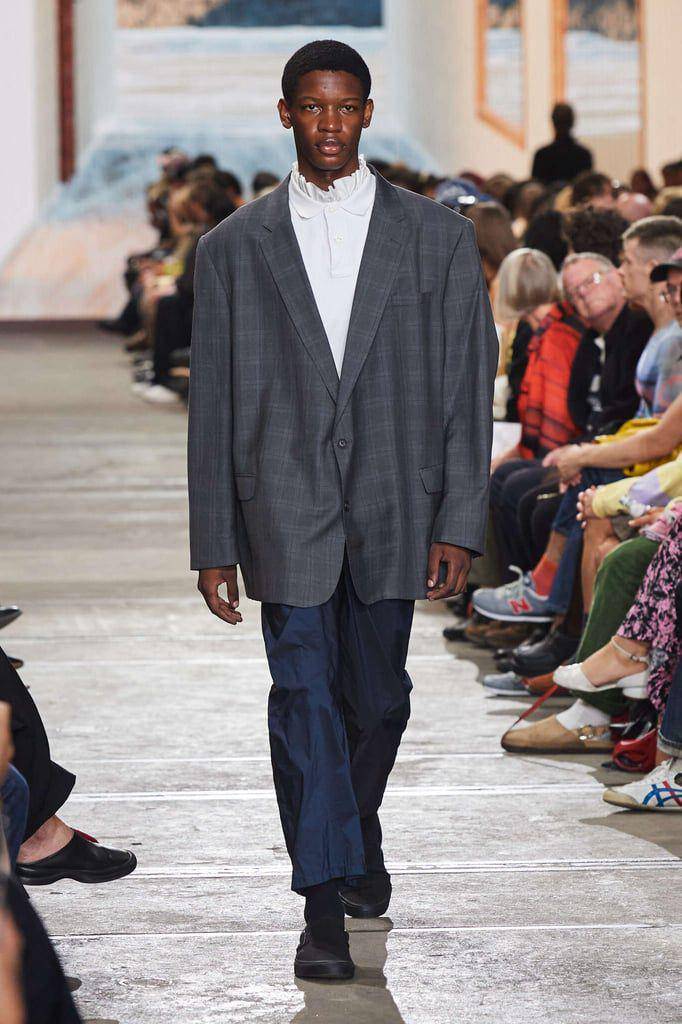 Alix Higgins Resort '25 di Australia Fashion Week 2024 (instagram.com/ethandpotter)