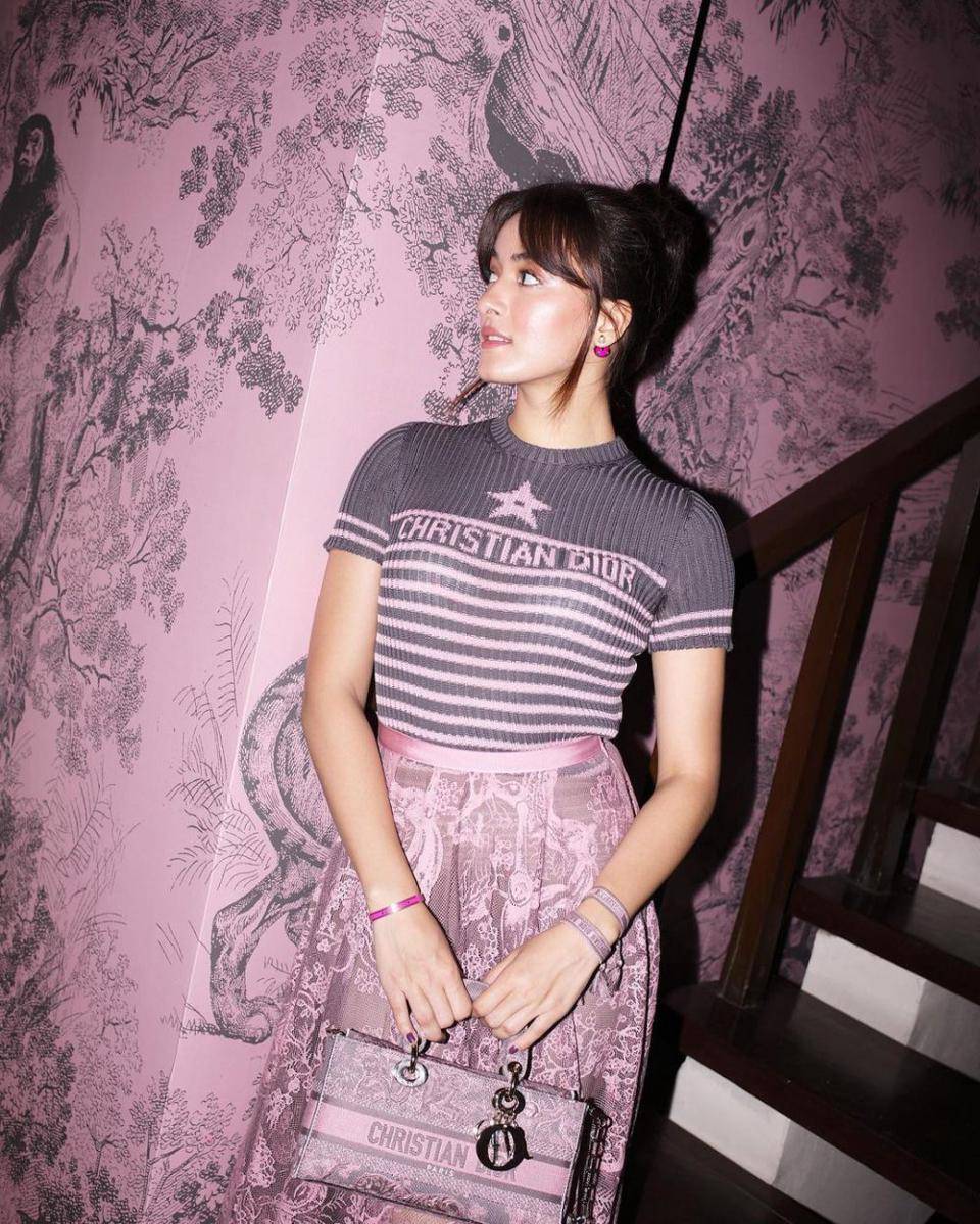 Inspirasi mix and match long skirt Mawar de Jongh (Instagram.com/mawar_eva)