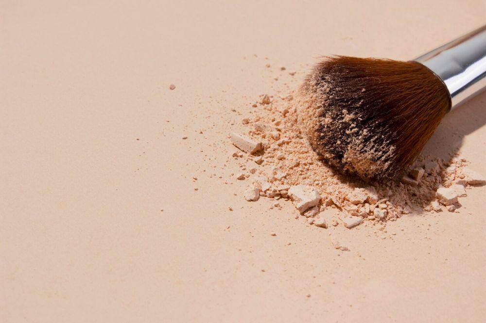ilustrasi make up powder foundation (freepik.com/freepik)