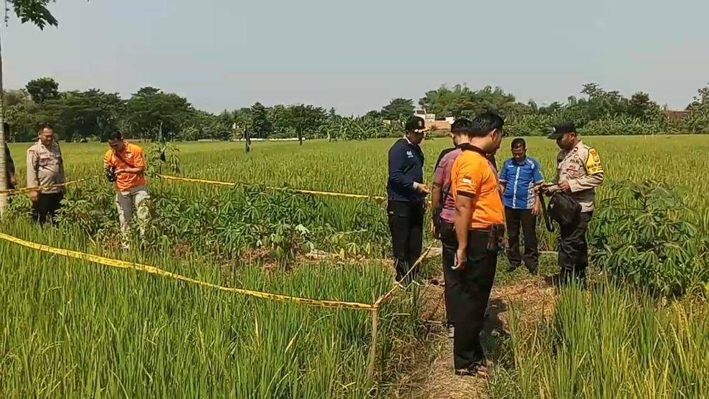 Seorang kakek pencari rumput di Desa Klitik, Kecamatan Wonoasri, Kabupaten Madiun, ditemukan tewas tersengat listrik jebakan tikus. IDN Times/ Istimewa