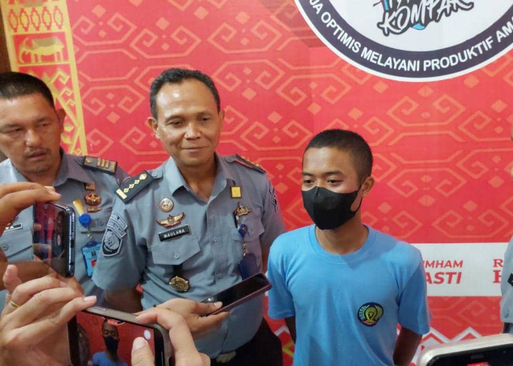 Konferensi pers penangkapan napi anak AE sempat kabur dari LPKA Kelas II Bandar Lampung. (IDN Times/Istimewa).