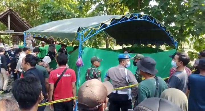 Cari bukti, polres Ponorogo bongkaran makam Jiono bersama Tim Forensik dari RS Bhayangkara Kediri. IDN Times/ Istimewa.
