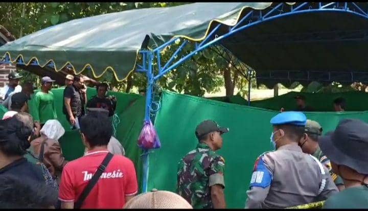 Cari bukti, polres Ponorogo bongkaran makam Jiono bersama Tim Forensik dari RS Bhayangkara Kediri. IDN Times/ Istimewa.