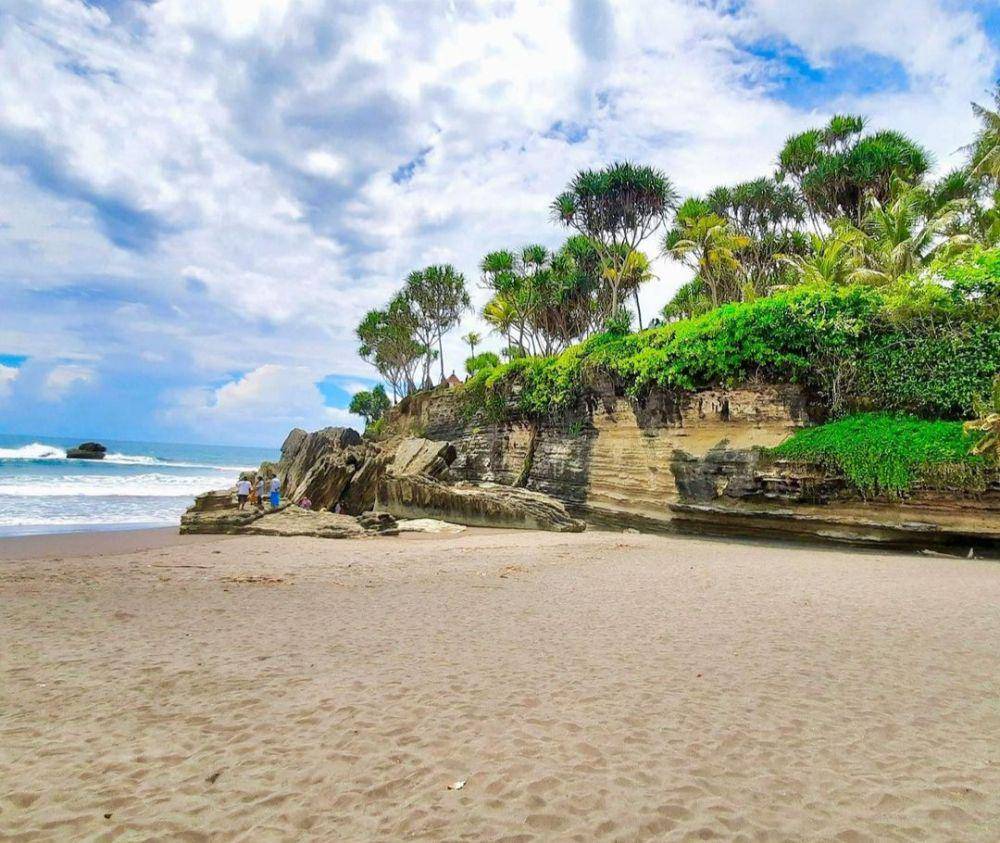 Pantai Batu Hiu (instagram.com/amyyyfr_)