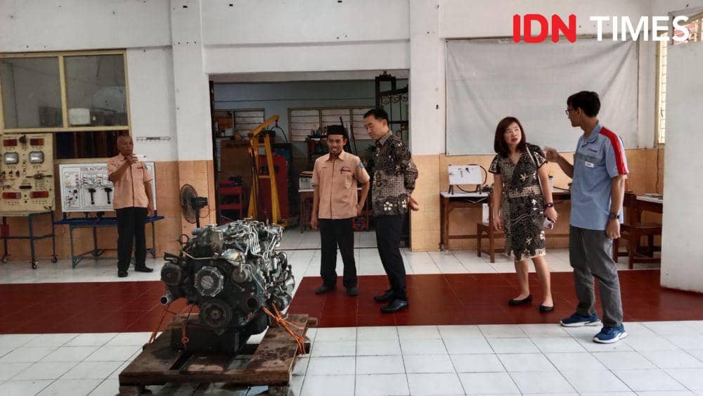 Mesin Hino 300 yang diberikan ke SMK Tlogosari Semarang. (IDN Times/Fariz Fardianto)
