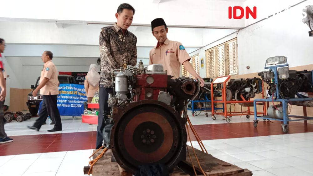 Christian Hemasurya, Direktur Utama PT Duta Cemerlang Motors mengecek langsung perangkat mesin Hino 300. (IDN Times/Fariz Fardianto)