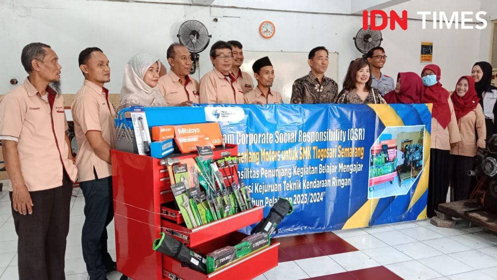 Para guru SMK Tlogosari Semarang foto bersama di depan toolkit Hino. (IDN Times/Fariz Fardianto)