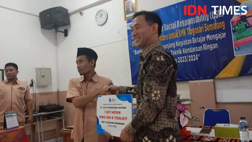 Christian Hemasurya, Direktur Utama PT Duta Cemerlang Motors bersama Kepsek SMK Tlogosari Markibi saat seremoni penyerahan bantuan mesin. (IDN Times/Fariz Fardianto)