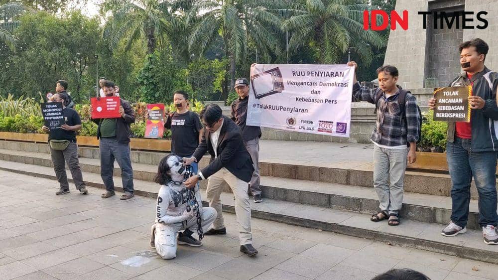 Wartawan Solo Gelar Aksi Tolak RUU Penyiaran, Banyak Pasal Problematik