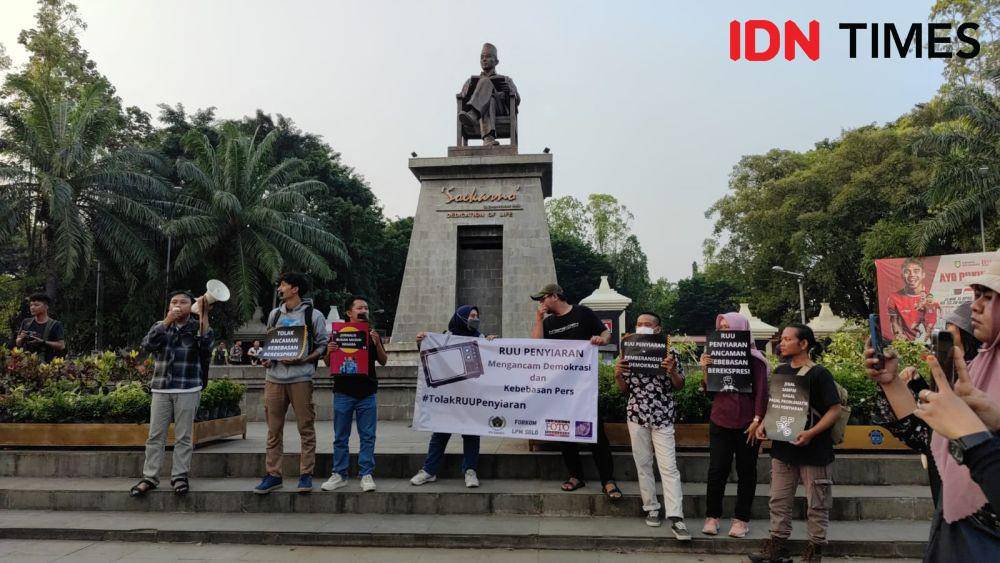 Aksi teatrikal wartawan solo saat tolak RUU Penyiaran di Plaza Manahan. (IDN Times/Larasati Rey)