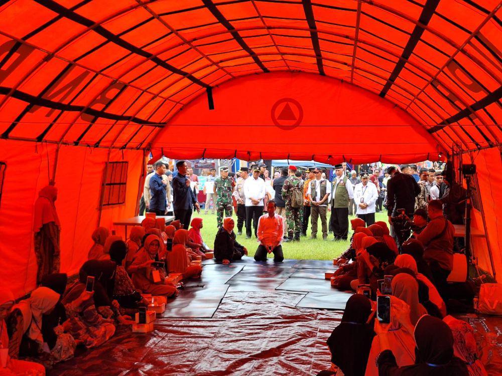 Jokowi Beri Santunan Rp15 Juta Korban Meninggal Banjir Bandang Sumbar