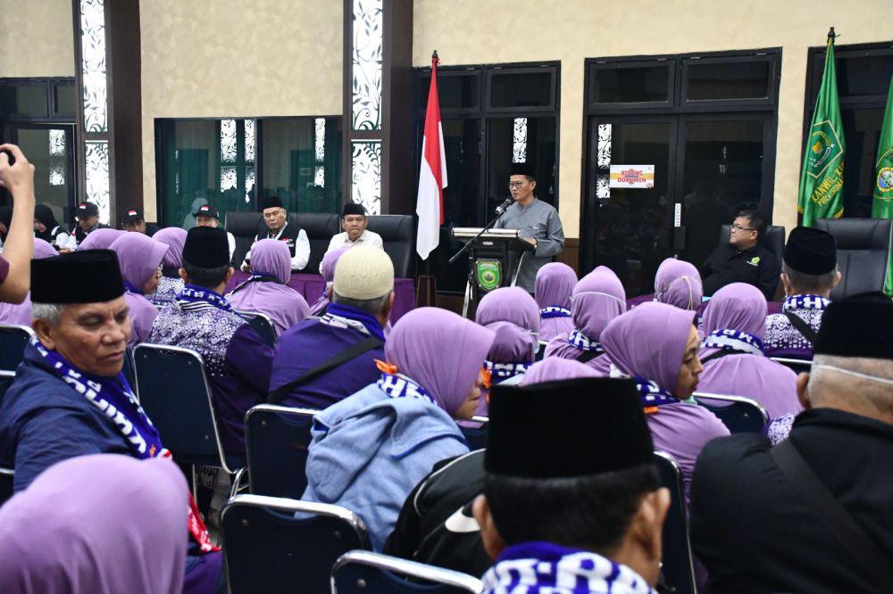 Perempuan 20 Tahun Asal Babel Berangkat Haji Gantikan Ibu yang Wafat