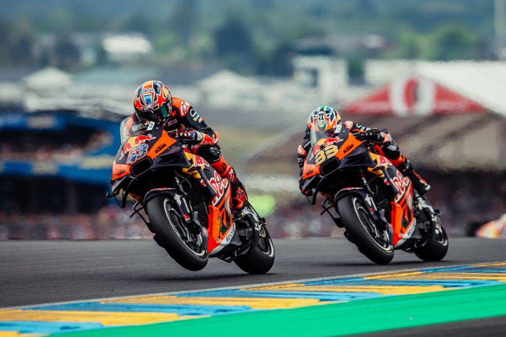 Jack Miller berada di depan Brad Binder saat balapan GP Prancis 2024. (x.com/KTM_Racing)