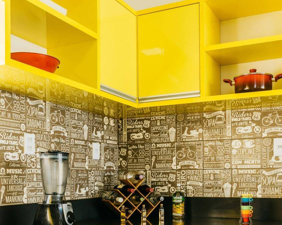 ilustrasi kabin dapur berwarna kuning (unsplash.com/Jonathan Borba)