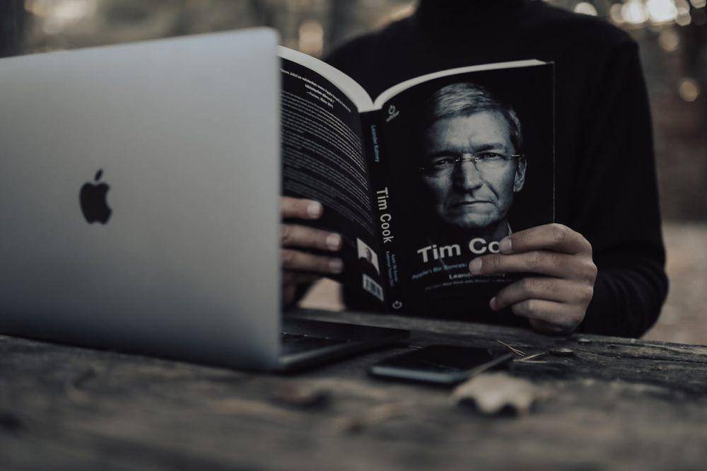 ilustrasi membaca buku (pexels.com/Adil)