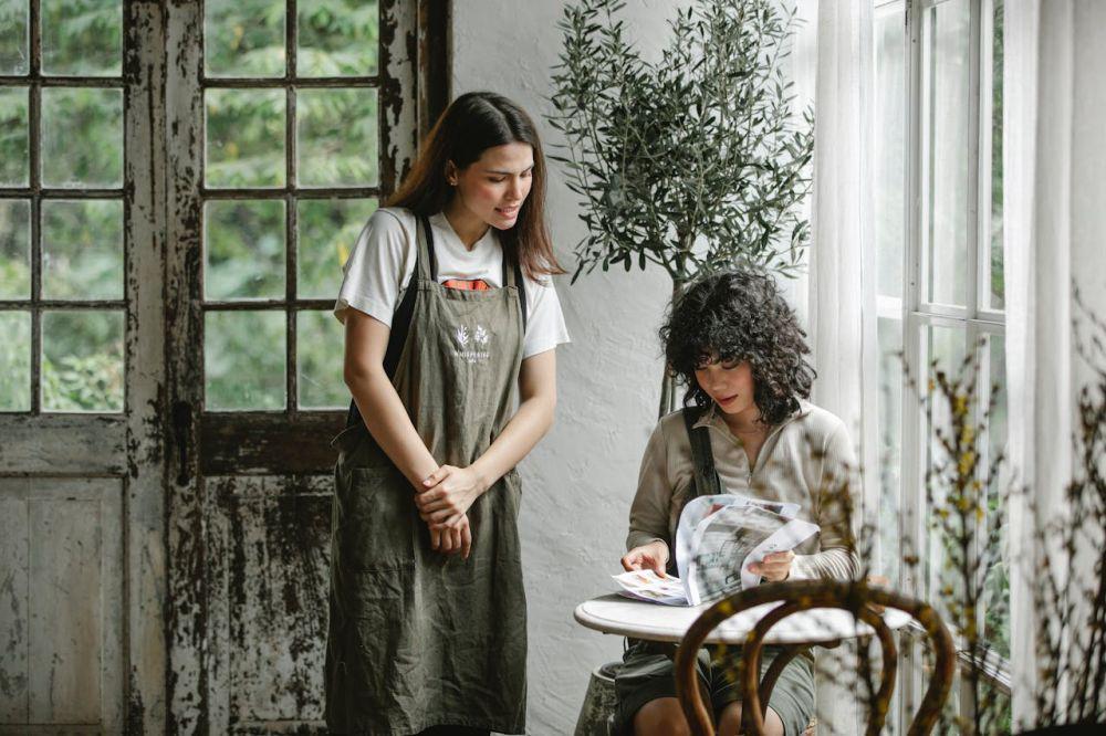 Perbedaan Waiter dan Waitress, Tugas hingga Tanggung Jawabnya!