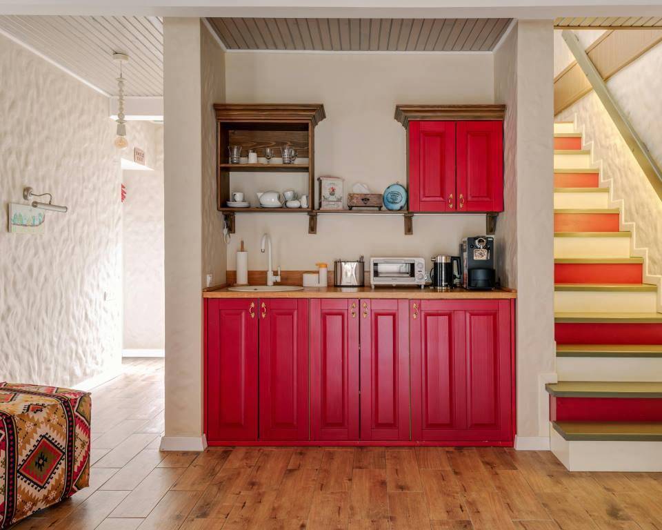 ilustrasi kabin dapur berwarna merah (pexels.com/Max Vakhtbovycn)
