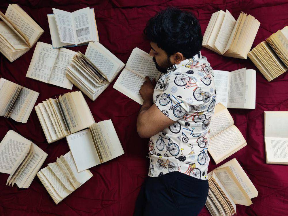 ilustrasi membaca buku (pexels.com/Shubham Singh)