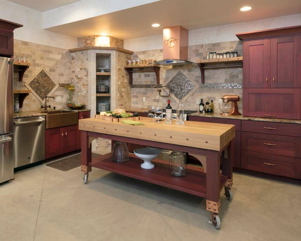 ilustrasi kabin dapur berwarna cokelat gelap (unsplash.com/Randy Fath)