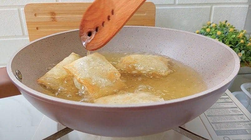 ilustrasi menggoreng martabak rendang (YouTube.com/Annisaa Hawarizmi)