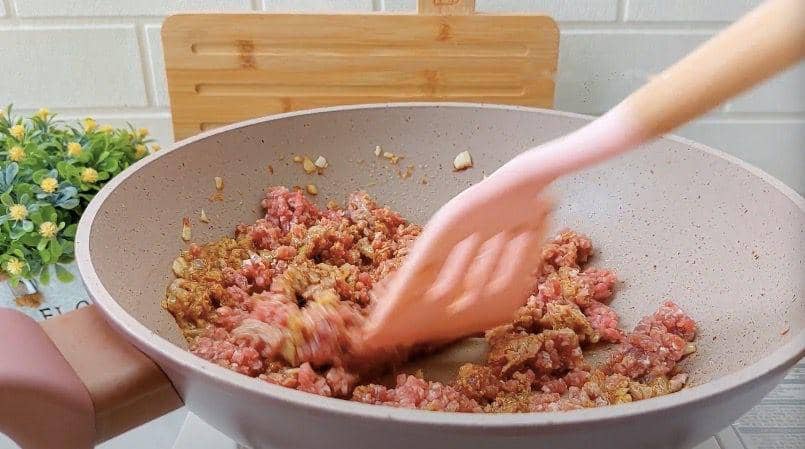 ilustrasi menumis daging untuk isian martabak telur (YouTube.com/Annisaa Hawarizmi)