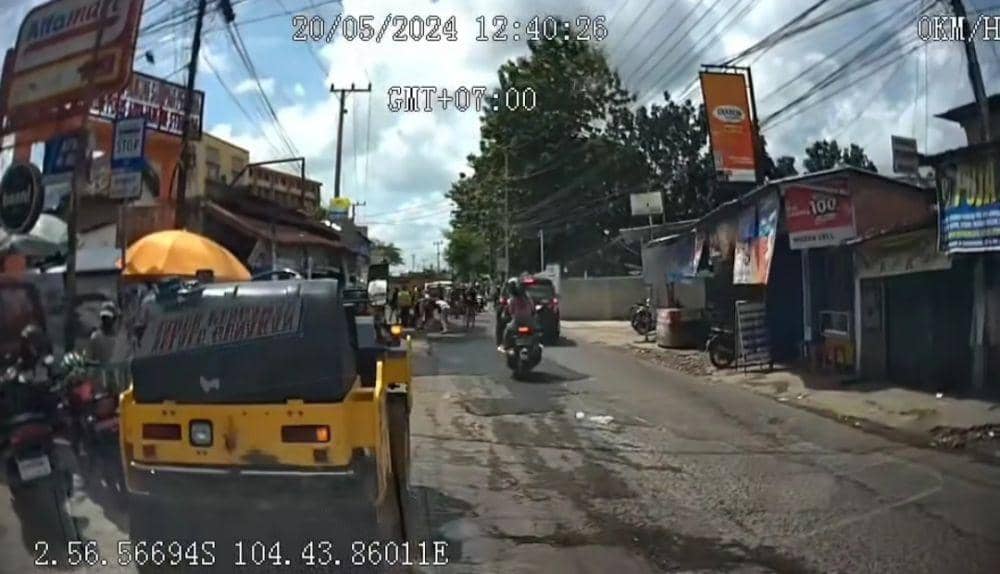 Rekaman CCTV pengeroyokan terhadap sopir Feeder Musi (Dok: istimewa)