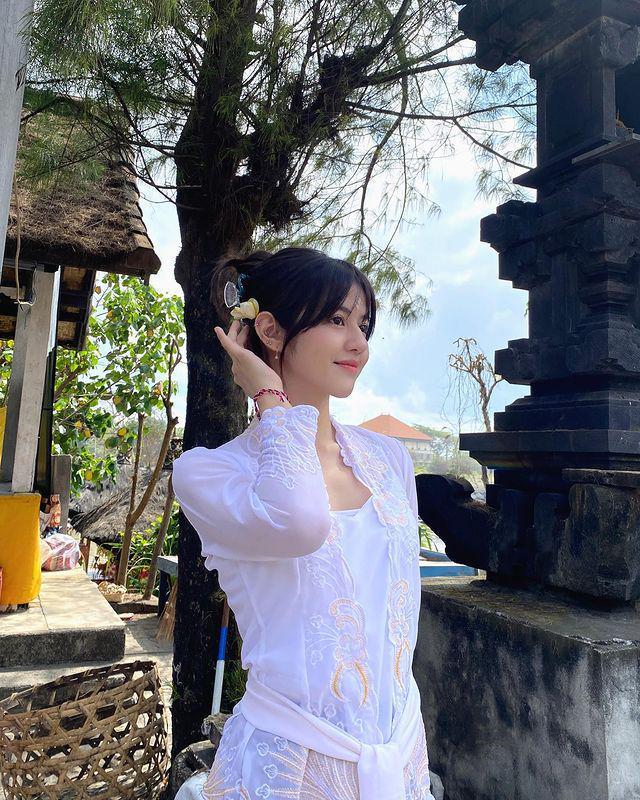 7 Rekomendasi Outfit Serba Putih ala Vonny Felicia, Classy!