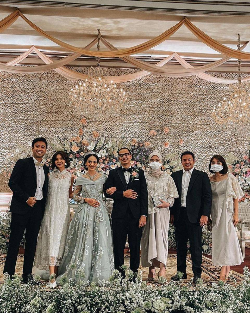 OOTD Kondangan Vidi Aldiano dan Sheila Dara. (instagram.com/vidialdiano)