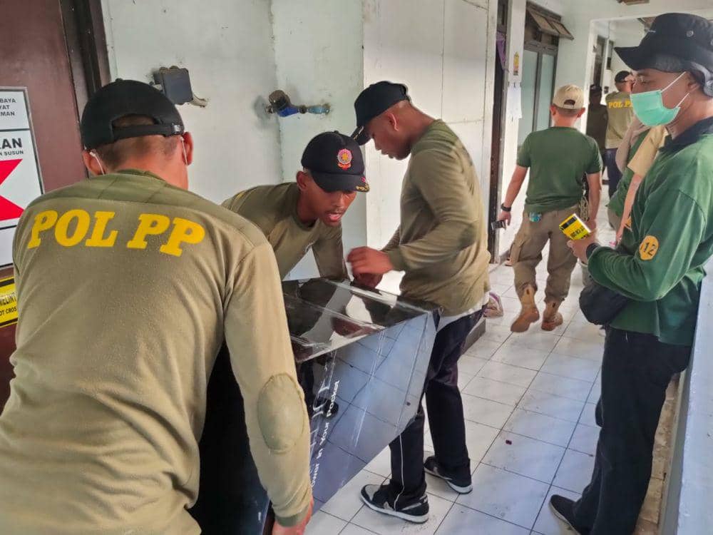 Satpol PP Surabaya saat melakukan penyegelan Rusunawa Romokalisari yang tak bayar sewa. (Dok. Satpol PP Surabaya)