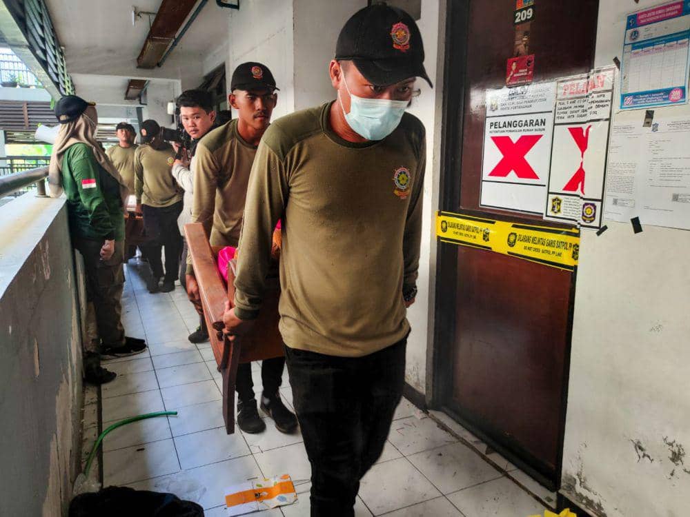 Satpol PP Surabaya saat melakukan penyegelan Rusunawa Romokalisari yang tak bayar sewa. (Dok. Satpol PP Surabaya)
